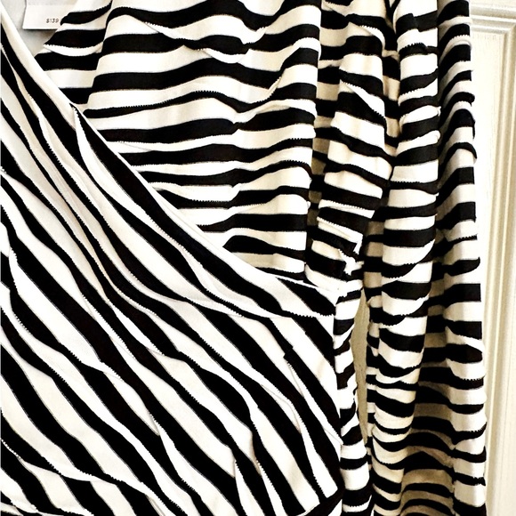 ✨NWT Chico’s Zebra Dress Stretchy M✨ - Picture 4 of 6